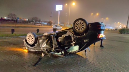 Yayalara çarpmamak için takla atmayı göze aldı