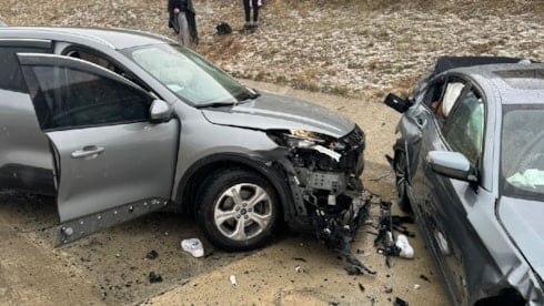 Kaza yapan araçtan inen anne oğul başka aracın altında kaldı