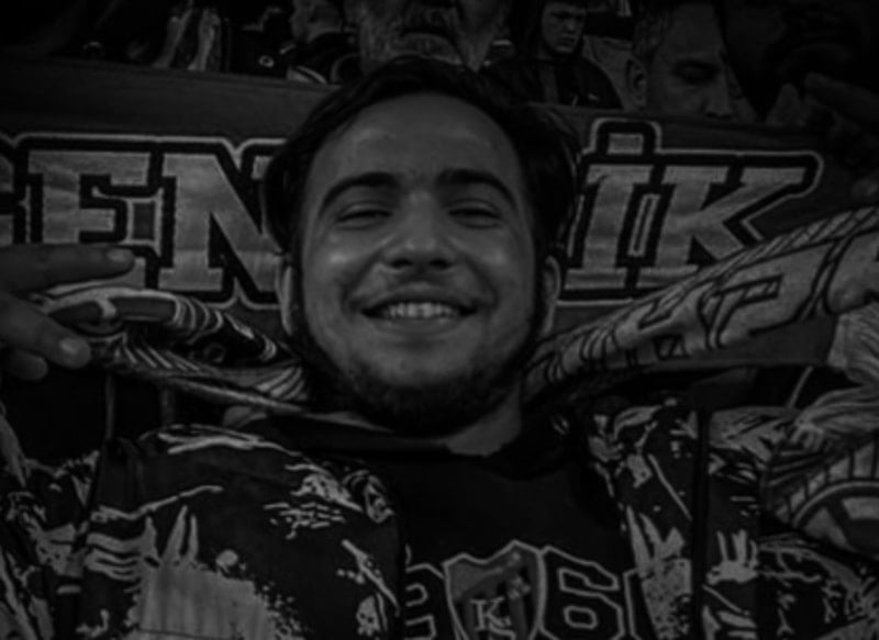 Tribünden düşen taraftar hayatını kaybetti