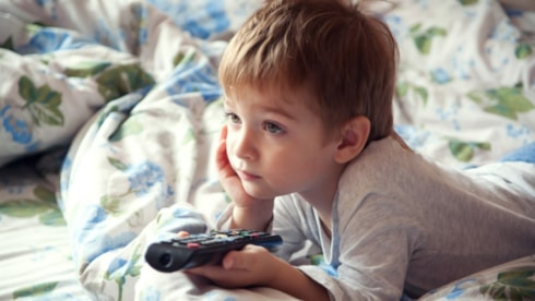 Ebeveynlere çağrı: Çocuklarınız TV izlerken bunu yapın