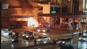 Akaryakıt istasyonunda faciaya ramak kala: Elektrikli otomobil bomba gibi patladı