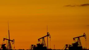 Kritik görüşmeye saatler kala petrol yönünü yukarı çevirdi