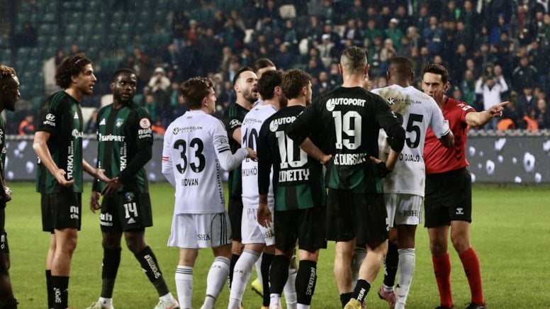 Kocaelispor-Beşiktaş maçının son dakikalarında gergin anlar