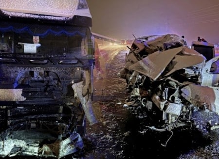 Kafa kafaya facia! Demir yığınına dönen araçta 4 kişi hayatını kaybetti