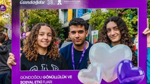 Adana’nın sivil toplum kuruluşları bu fuarda öğrencilerle buluştu: Dersimiz sosyal sorumluluk