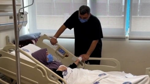 Depremde üzerine siper olduğu eşi, şimdi ona hayat oldu