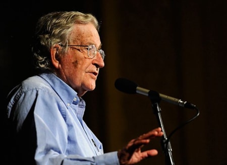 Noam Chomsky'nin ölüm haberi sosyal medyayı ikiye böldü