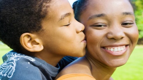 Çocukları alnında öpmek aslında bu kadar etkiliymiş!