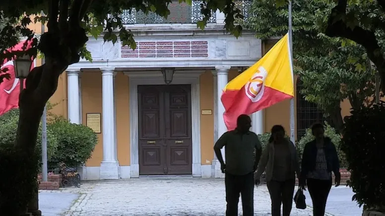 Galatasaray Lisesi'nde Fenerbahçe Logolu Mont Krizi