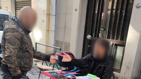 Sivil polislere çalıntı telefon satmaya çalışırken yakalandı