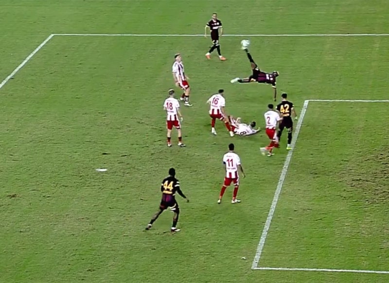 Osimhen’in muhteşem röveşatası: Yer çekimini altüst etti, ayakta alkışlandı