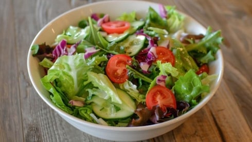 Sadece tokluk hissi yaratmıyor: İşte bu yüzden yemeğinize salata ile başlamalısınız