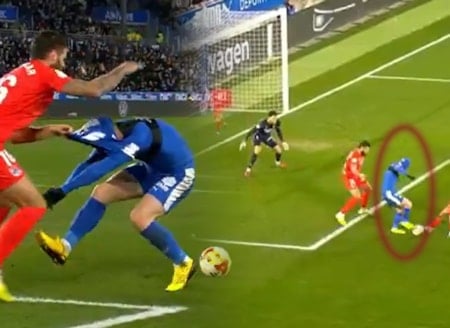 Son 100 yılın en tuhaf penaltısı! Formayı başına geçirdi...