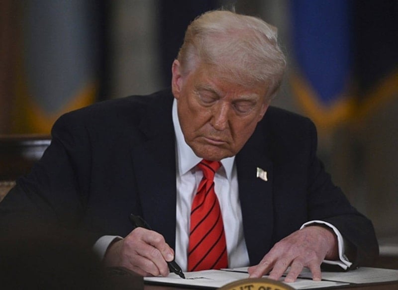 Trump imzaladı! Yüzde 25 ek gümrük vergisi alınacak