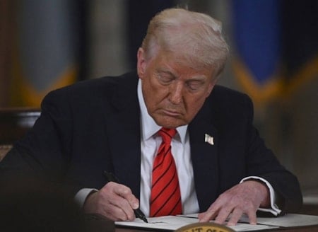 Trump imzaladı! Yüzde 25 ek gümrük vergisi alınacak