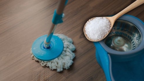 Yer silme suyuna 1 kaşık tuz eklemek bakın ne işe yarıyormuş: Sadece evinizi temizlemiyor...