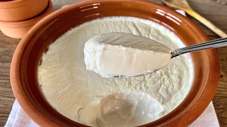 Yoğurdun içine bir tutam eklemek yetiyor: Terleme sorununu çözüyor, vücuttan iltihap ve ödemi atıyor