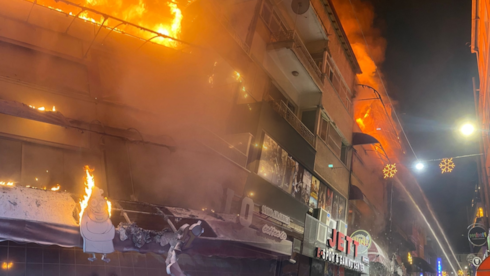 Eğlence kabusa döndü! 5 katlı eğlence merkezi yandı