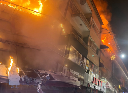 Eğlence kabusa döndü! 5 katlı eğlence merkezi yandı